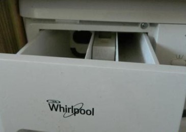 Как правилно да премахнете горния капак от пералня Whirlpool?