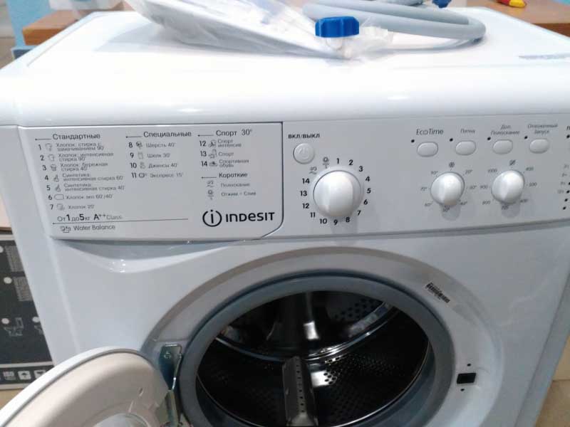 Pralni stroj Indesit IWSC 51052A UA